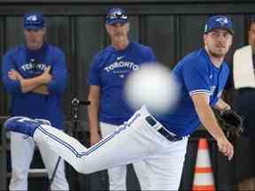 Le lanceur de relève des Blue Jays de Toronto, Erik Swanson, lance lors de l'entraînement printanier de baseball à Dunedin, en Floride, le lundi 20 février 2023.