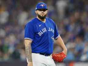 Le lanceur partant des Blue Jays de Toronto, Alek Manoah, se dirige vers la pirogue après avoir été tiré en sixième manche contre les Mariners de Seattle lors du premier match de la série Wild Card pour les séries éliminatoires de la MLB 2022 au Rogers Centre.