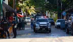 Des agents de la police mexicaine patrouillent près d'une boîte de nuit à Playa del Carmen, dans l'État de Quintana Ro, au Mexique, où 5 personnes ont été tuées lors d'un festival de musique le 16 janvier 2017.