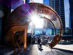 Le soleil de l'après-midi brille à travers une sculpture à l'extérieur du siège social de TC Energy à Calgary.