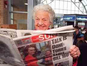 La mairesse de Mississauga, Hazel McCallion, lit le Toronto Sun lors de l'ouverture officielle du Mississauga Transit Terminal en novembre 1997. (Greig Reekie/Toronto Sun)