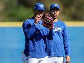 Le lanceur partant des Blue Jays de Toronto Jose Berrios (17 ans) et le lanceur partant Yusei Kikuchi (16 ans) participent aux entraînements printaniers au Complexe de développement des joueurs des Blue Jays.