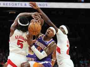 L'attaquant des Phoenix Suns Torrey Craig (0) est victime d'une faute de l'attaquant des Raptors de Toronto Precious Achiuwa (5) au cours de la seconde mi-temps au Footprint Center lundi soir.