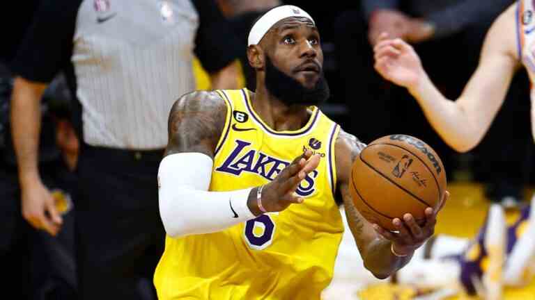 LeBron James bat le record de tous les temps de la NBA
