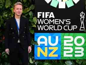 L'entraîneur du Canada Bev Priestman arrive pour la cérémonie de tirage au sort de la Coupe du monde féminine de la FIFA Australie et Nouvelle-Zélande 2023 au Aotea Centre d'Auckland le 22 octobre 2022. (Photo par WILLIAM WEST / AFP)