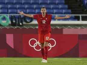 La Canadienne Christine Sinclair plaide pour un penalty lors du match pour la médaille d'or de soccer féminin contre la Suède aux Jeux olympiques de Tokyo à Yokohama, au Japon, le vendredi 6 août 2021.