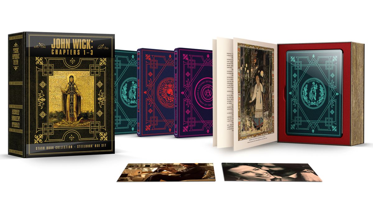 Image de la collection de livres en acier John Wick stashbook.  Un faux stashbook russe de John Wick 3, avec trois steelbooks à l'intérieur.