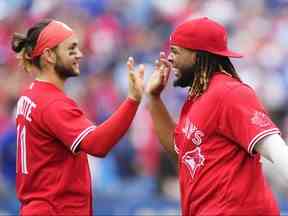 Vladimir Guerrero Jr. et Bo Bichette des Blue Jays de Toronto célèbrent la défaite des Rays de Tampa Bay lors de leur match de la MLB au Rogers Centre le 1er juillet 2022 à Toronto, Ontario, Canada.