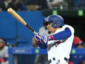 Le joueur de deuxième but des Blue Jays de Toronto, Santiago Espinal, a réussi un doublé contre les Rangers du Texas en sixième manche au Rogers Centre.