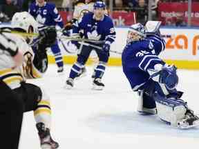 Pavel Zacha des Bruins de Boston marque sur le gardien des Maple Leafs Ilya Samsonov lors de la troisième période à Toronto le mercredi 1er février 2023.