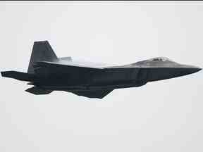 Un avion de chasse F-22 Raptor de l'US Air Force effectue une démonstration aérienne lors de l'avant-première médiatique du Singapore Airshow le 9 février 2020 à Singapour.