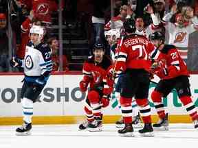 NEWARK, NEW JERSEY – 19 FÉVRIER: Miles Wood # 44 des Devils du New Jersey célèbre son but vainqueur contre les Jets de Winnipeg lors de la troisième période au Prudential Center le 19 février 2023 à Newark, New Jersey.  Les Devils ont vaincu les Jets 4-2.  (Photo de Bruce Bennett/Getty Images)