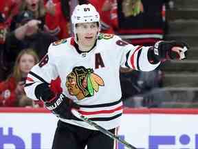 Patrick Kane, numéro 88 des Blackhawks de Chicago, célèbre son but lors du tour du chapeau lors de la deuxième période contre les Maple Leafs de Toronto au United Center le 19 février 2023 à Chicago, Illinois.  (Photo de Stacy Revere/Getty Images)