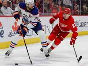 Le centre des Oilers d'Edmonton Leon Draisaitl (29 ans) patine avec la rondelle poursuivie par l'ailier gauche des Red Wings de Detroit Lucas Raymond (23 ans) en première période au Little Caesars Arena.