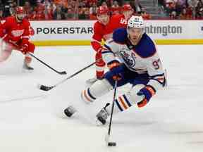 7 février 2023 ;  Détroit, Michigan, États-Unis ;  Le centre des Oilers d'Edmonton Connor McDavid (97) patine avec la rondelle poursuivie par le défenseur des Red Wings de Detroit Moritz Seider (53) en première période au Little Caesars Arena.  Crédit obligatoire: Rick Osentoski-USA TODAY Sports