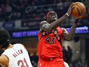 L'attaquant des Raptors Pascal Siakam (à droite) se dirige vers le panier à côté de Jarrett Allen des Cleveland Cavaliers au premier quart au Rocket Mortgage FieldHouse le dimanche 26 février 2023.