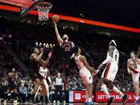 Le gardien de tir des Raptors de Toronto, Fred VanVleet, lance un panier contre le gardien de tir des Portland Trail Blazers, Anfernee Simons, au Moda Center samedi soir.  USA AUJOURD'HUI SPORTS