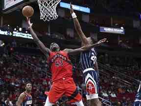 L'attaquant des Raptors de Toronto Pascal Siakam (43 ans) tire le ballon alors que l'attaquant des Houston Rockets Bruno Fernando (20 ans) défend au cours du troisième quart au Toyota Center.