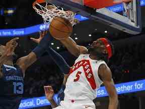 Memphis, Tennessee, États-Unis ;  L'attaquant des Raptors de Toronto Precious Achiuwa (5) dunks sur l'attaquant des Memphis Grizzlies Jaren Jackson Jr. (13) au cours de la première mi-temps au FedExForum.