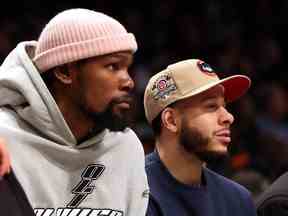 Kevin Durant # 7 des Brooklyn Nets regarde aux côtés de Seth Curry # 30 sur le banc lors du match contre les LA Clippers au Barclays Center le 6 février 2023 à New York.