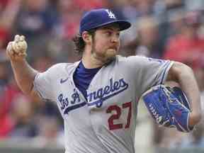 Le lanceur partant des Dodgers de Los Angeles Trevor Bauer livre lors de la première manche d'un match de baseball contre les Braves d'Atlanta le dimanche 6 juin 2021 à Atlanta.