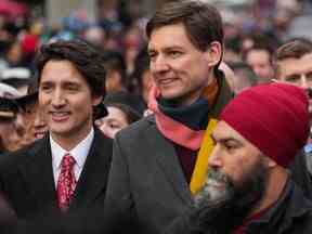 Le premier ministre Justin Trudeau, le premier ministre de la Colombie-Britannique David Eby et le chef du NPD Jagmeet Singh se préparent à défiler lors du défilé du Nouvel An lunaire dans le quartier chinois de Vancouver, le 22 janvier 2023.