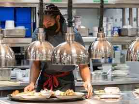 Un employé travaille dans la cuisine d'un hôtel à New York.