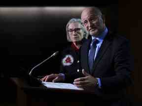 Le ministre de la Justice et procureur général du Canada David Lametti et Carolyn Bennett, ministre de la Santé mentale et des Dépendances et ministre associée de la Santé, tiennent une conférence de presse sur la colline du Parlement à Ottawa, le jeudi 15 décembre 2022.