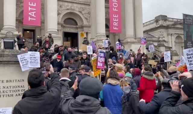 Les manifestants s’affrontent à propos de l’heure du conte de la drag queen à la galerie d’art de Londres