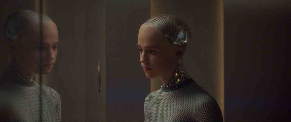 Ava, interprétée par Alicia Vikander, se regarde dans un miroir dans Ex Machina