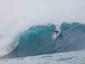 La surfeuse professionnelle américaine Kelly Slater participe à la quatrième manche du Da Hui Backdoor Shootout 2023 sur la rive nord d'Oahu, Hawaï, le 15 janvier 2023.