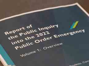 Une copie du rapport du juge Paul Rouleau sur l'utilisation par le gouvernement libéral de la Loi sur les mesures d'urgence est présentée à Ottawa, le vendredi 17 février 2023.