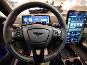 Le cockpit d'une voiture électrique Ford Mustang Mach-E est photographié au salon de l'automobile d'Essen, en Allemagne, le 2 décembre 2021.