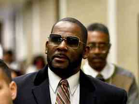 Le musicien R. Kelly, au centre, quitte le Daley Center après une audience dans son affaire de pension alimentaire pour enfants le 8 mai 2019 à Chicago.