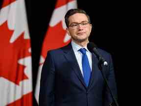 Le chef du Parti conservateur fédéral, Pierre Poilievre, prend la parole lors d'une conférence de presse à Calgary le 17 février 2023.