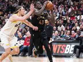 L'attaquant des Raptors de Toronto Pascal Siakam (43 ans) se dirige vers le panier alors que l'attaquant des Utah Jazz Kelly Olynyk (41 ans) tente de se défendre au cours du deuxième quart à la Scotiabank Arena.