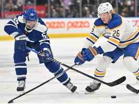 Le défenseur des Sabres de Buffalo Rasmus Dahlin perd la rondelle face au défenseur des Maple Leafs de Toronto Mark Giordano en deuxième période au Scotiabank Arena.