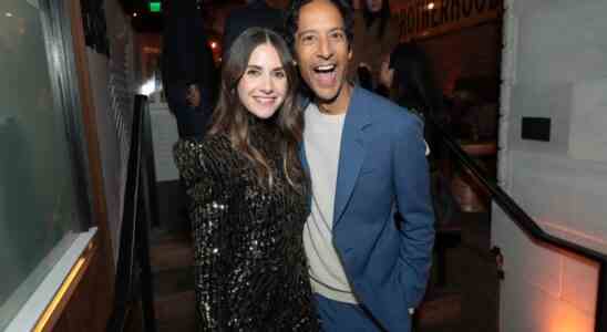 Les stars de la "communauté" Alison Brie et Danny Pudi "ont effacé leurs horaires" pour tourner le film de la Réunion cette année