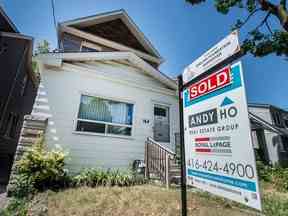 Une enseigne immobilière à l'extérieur d'une maison à Toronto.