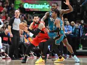 Fred VanVleet des Raptors cherche à passer le ballon alors qu'il est couvert par Jaden Ivey et Isaiah Stewart des Detroit Pistons au cours de la seconde mi-temps à la Scotiabank Arena le dimanche 12 février 2023.