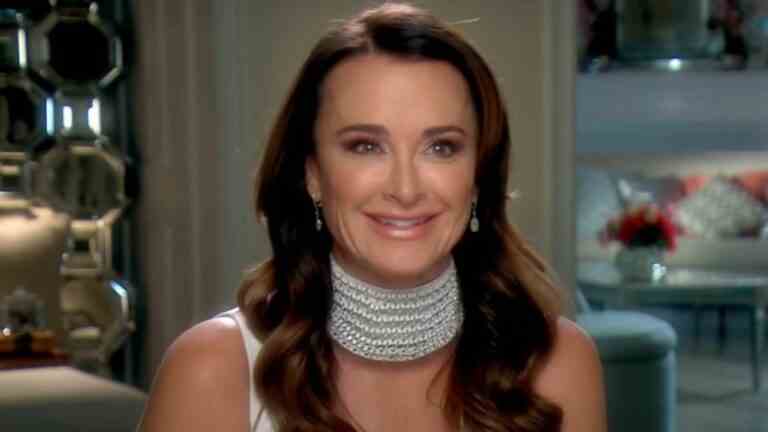 Les vraies femmes au foyer de la star de Beverly Hills, Kyle Richards, montrent une perte de poids spectaculaire dans un nouveau poste de bikini, crédits sobriété
