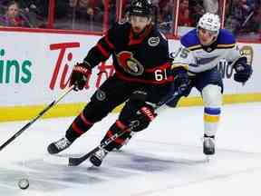 Le centre des Sénateurs d'Ottawa Derick Brassard (61) et le défenseur des St. Louis Blues Tyler Tucker (75) lors de la troisième période de la LNH au Centre Canadian Tire le dimanche 19 février 2023.