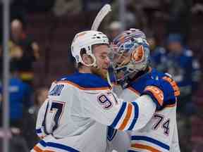 L'attaquant des Oilers d'Edmonton Connor McDavid (97) et le gardien Stuart Skinner (74) célèbrent leur victoire contre le Vancouver Canucks Rogers Arena le 21 janvier 2023.