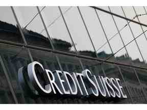 Un logo à l'extérieur d'une succursale bancaire du Credit Suisse Group AG à Bâle, en Suisse, le mardi 25 octobre 2022. Le Credit Suisse présentera son examen des résultats et de la stratégie du troisième trimestre le 27 octobre. Photographe : Stefan Wermuth/Bloomberg