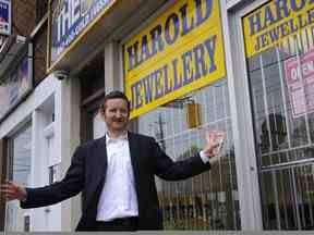 Harold Gerstel, le propriétaire bien connu de Harold the Jewellery Buyer, est vu ici en 2011 lorsqu'il a affirmé qu'une enseigne dans la vitrine du magasin de son concurrent sur Bathurst St. déroutait ses clients et lui coûtait de l'argent.  Gerstel et le propriétaire d'Omni Jewel Crafters, Jack Berkovits, ont eu une querelle de longue date au sujet de l'achat d'or.