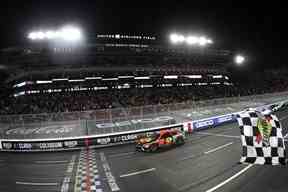 Martin Truex Jr., pilote de la Toyota # 19 Bass Pro Shops, prend le drapeau à damier pour remporter le NASCAR Clash au Coliseum du Los Angeles Memorial Coliseum le 05 février 2023 à Los Angeles, Californie.  (Photo de Meg Oliphant/Getty Images)