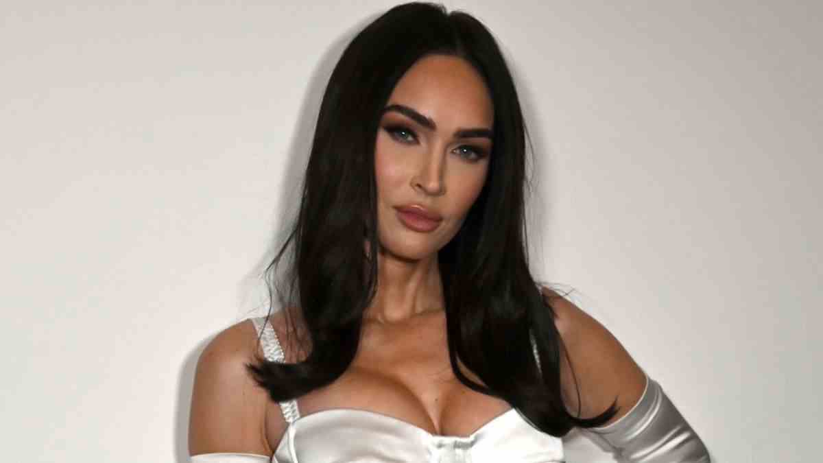 Megan Fox abandonne l'attelle de poignet Barbiecore pour les gants et la mitrailleuse
