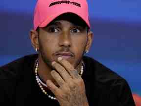 Lewis Hamilton de Grande-Bretagne et Mercedes réagissent lors d'une conférence de presse lors des avant-premières du Grand Prix de F1 d'Abu Dhabi sur le circuit de Yas Marina à Abu Dhabi, Émirats arabes unis, le 17 novembre 2022.