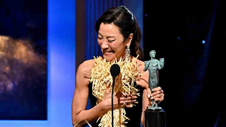 Michelle Yeoh devient la première gagnante du film asiatique de la meilleure actrice aux SAG Awards pour "Everything Everywhere All at Once"
	
	
