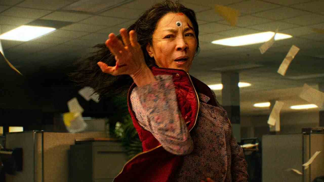 Michelle Yeoh sur le fait qu'on lui a dit de prendre sa retraite avant tout partout en même temps : 